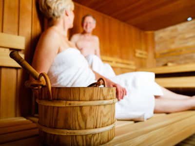 Deux seniors profitant des bienfaits d'un sauna